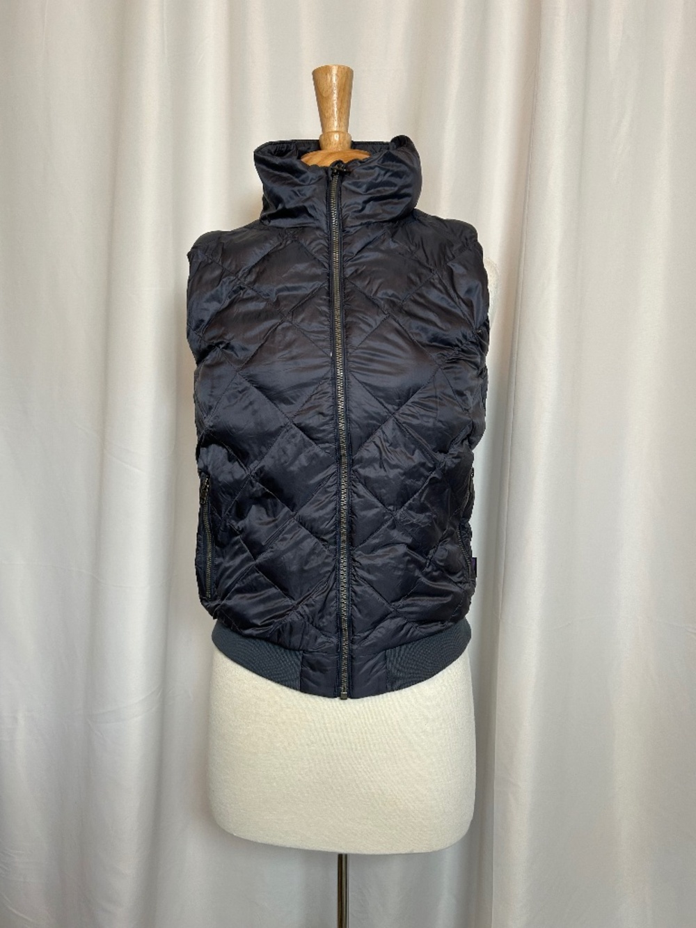 PATAGONIA NAVY DIAMOND-QUILTED WOMEN'S PROW BOMBER VEST - SIZE SMALL